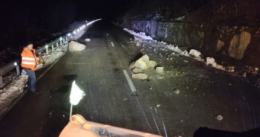 caderi de pietre pe dn 57 intervin echipaje ale directiei regionale de drumuri si poduri craiova 695ea758ec281