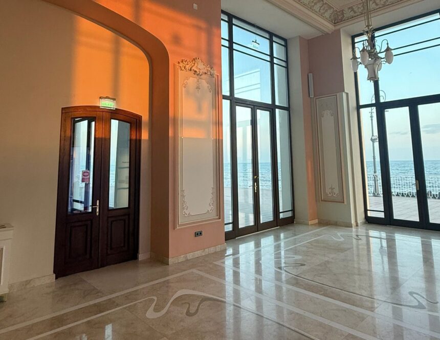 cazinoul din constanta nu inceteaza sa ne surprinda indragitul jean constantin locatar clandestin in podul cladirii monument istoric 6976cd7be45fe