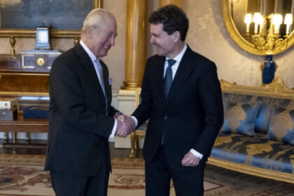 ce cadouri a primit nicusor dan de cand a ajuns presedinte cel mai scump o fotografie cu autograf de la regele charles 697dec068a1ee
