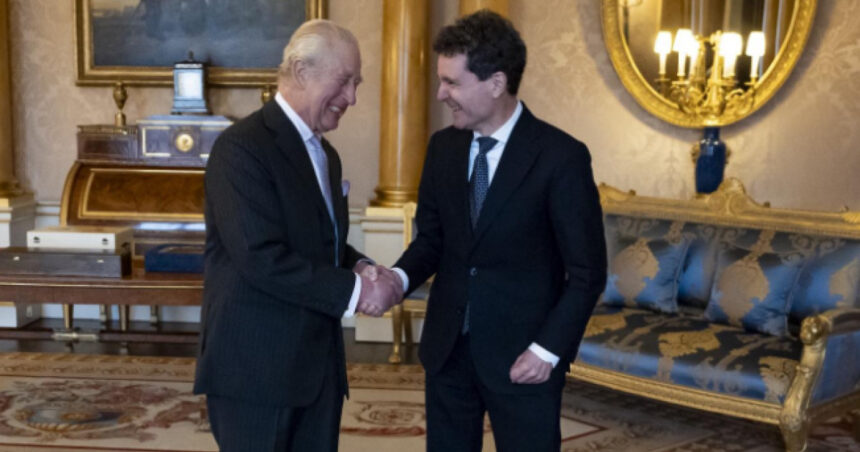 ce cadouri a primit nicusor dan de cand a ajuns presedinte cel mai scump o fotografie cu autograf de la regele charles 697dec068a1ee