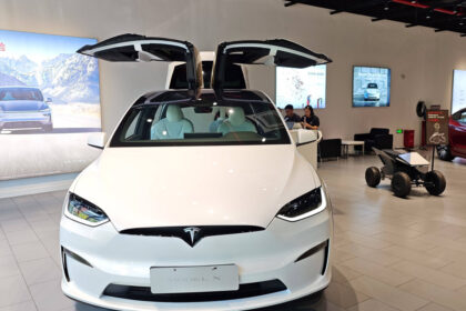 elon musk a anuntat ca tesla nu va mai produce cele mai scumpe modele ale sale compania isi dubleaza investitiile in roboti optimus 697b428a44aa7