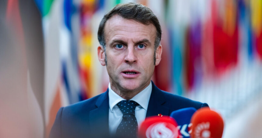 emmanuel macron interzicem retelele sociale pentru copiii sub 15 ani franta vrea sa restrictioneze accesul la telefoane in licee 697673e2d0c7c