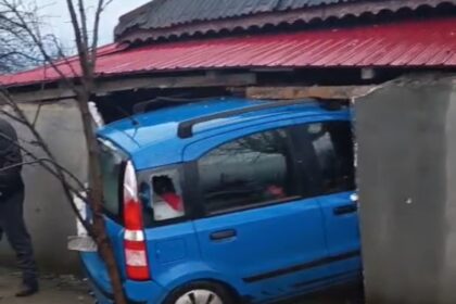 exclusiv un sofer beat a intrat cu masina intr o casa la sacele locuinta a fost grav afectata galerie foto video 695f6e98301ed