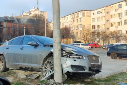 foto accident pe strada portului din mangalia un jaguar a rupt un stalp aproape de liceul ion banescu 696b9fec869b3