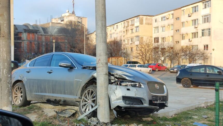 foto accident pe strada portului din mangalia un jaguar a rupt un stalp aproape de liceul ion banescu 696b9fec869b3