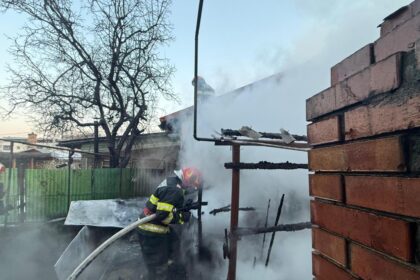 foto alerta in tulcea incendiul izbucnit la o casa risca sa se extinda la gospodariile invecinate 2 femei primesc ingrijiri medicale 696a5c67cd9aa
