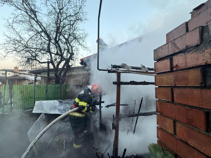 foto alerta in tulcea incendiul izbucnit la o casa risca sa se extinda la gospodariile invecinate 2 femei primesc ingrijiri medicale 696a5c67cd9aa