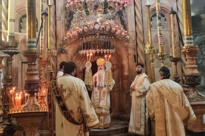 foto ips teodosie slujeste in aceasta noapte la biserica sfantului mormant dupa vizita la patriarhia ortodoxa a ierusalimului 696bbf7e649db