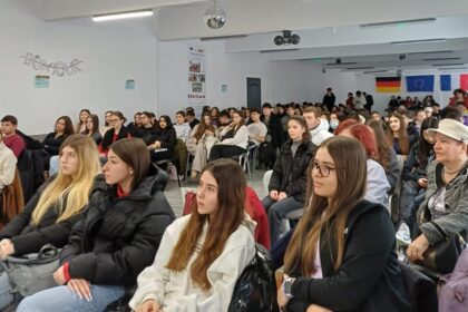 foto lansare de carte si dialoguri despre importanta lecturii la liceul teoretic nicolae balcescu medgidia de ziua culturii nationale 696935185cf2f