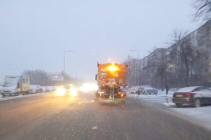 foto utilajele de deszapezire actioneaza in tot municipiul constanta autoritatile fac apel la cetateni sa aiba autoturismele echipate cu anvelope de iarna 695fd06860fab