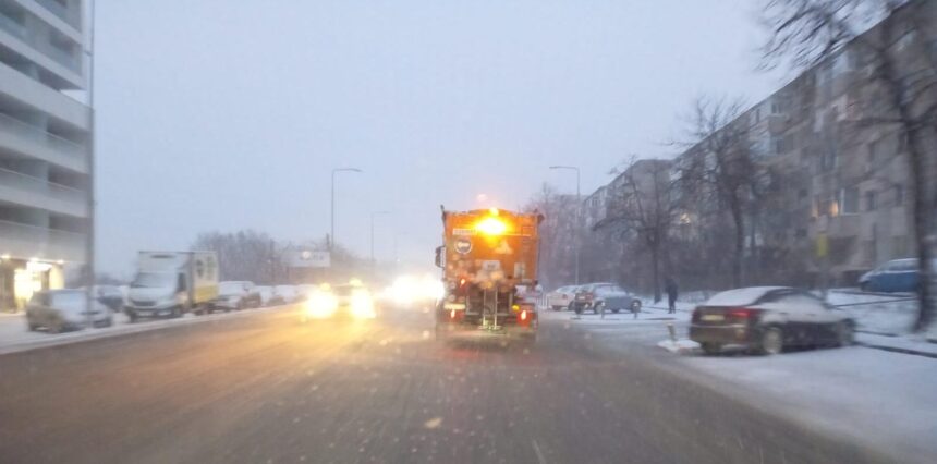 foto utilajele de deszapezire actioneaza in tot municipiul constanta autoritatile fac apel la cetateni sa aiba autoturismele echipate cu anvelope de iarna 695fd06860fab