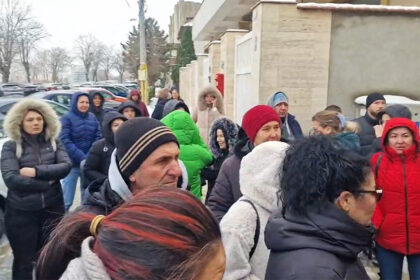 foto video o parte dintre parintii elevilor de la liceul din cobadin protesteaza astazi in fata inspectoratului scolar judetean constanta nemultumirea legata de transformarea unitatii de invatamant 6969f30fce170
