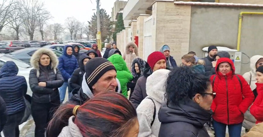 foto video o parte dintre parintii elevilor de la liceul din cobadin protesteaza astazi in fata inspectoratului scolar judetean constanta nemultumirea legata de transformarea unitatii de invatamant 6969f30fce170