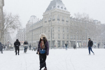 franta puternic afectata de ninsori si polei transportul in comun traficul rutier si zborurile aeriene sunt serios bulversate 695e253e3af2a