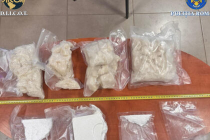 galerie foto doi barbati prinsi in flagrant la timisoara cand vindeau circa 4 kilograme de droguri cu peste 160 000 de lei ei au fost retinuti 697a0d1abcd6e