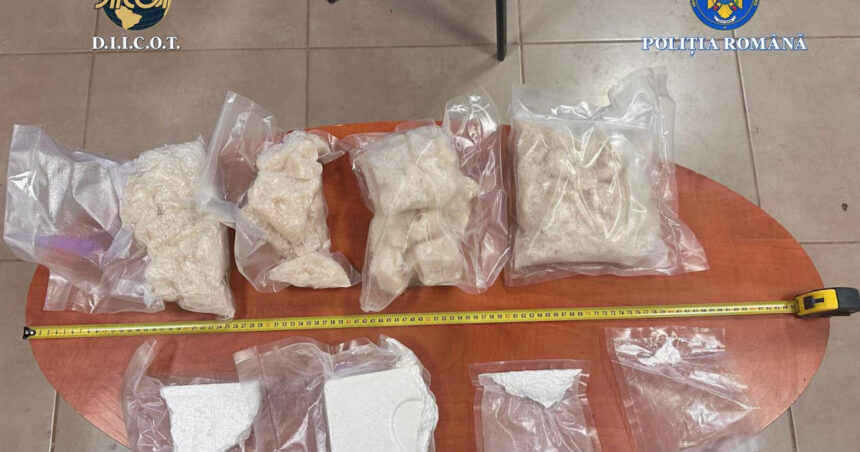 galerie foto doi barbati prinsi in flagrant la timisoara cand vindeau circa 4 kilograme de droguri cu peste 160 000 de lei ei au fost retinuti 697a0d1abcd6e