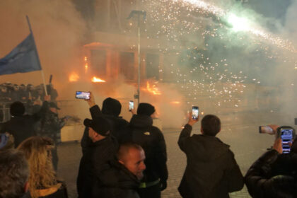 galerie foto protest antiguvernamental la tirana mii de oameni in strada confruntari cu fortele de ordine 6975fff298139