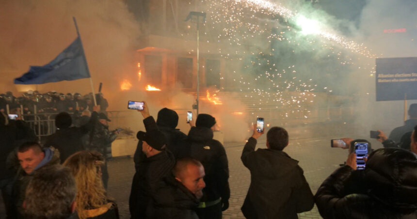 galerie foto protest antiguvernamental la tirana mii de oameni in strada confruntari cu fortele de ordine 6975fff298139