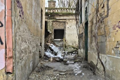 galerie fotovideo degradare in centrul orasului cladiri devenite focare de infectie si adapost vremelnic pentru oamenii strazii 6973541e560cb