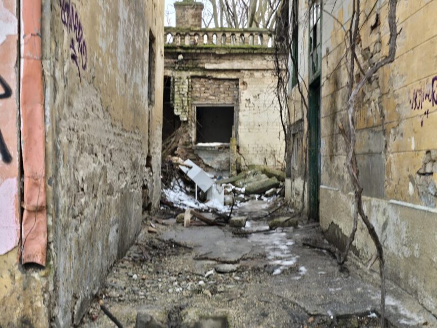 galerie fotovideo degradare in centrul orasului cladiri devenite focare de infectie si adapost vremelnic pentru oamenii strazii 6973541e560cb