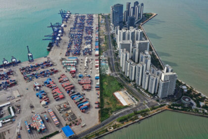 in timp ce beijingul duce un razboi comercial cu occidentul o insula din china a devenit cel mai mare port de liber schimb din lume 695f6d9bccf54