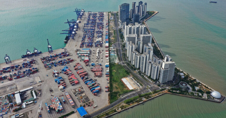 in timp ce beijingul duce un razboi comercial cu occidentul o insula din china a devenit cel mai mare port de liber schimb din lume 695f6d9bccf54