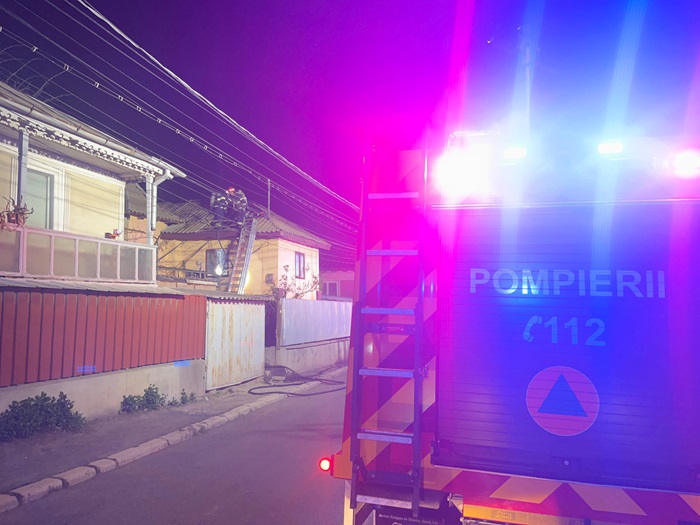 incendiu in cumpana un garaj a luat foc mai multe echipaje de pompieri sunt la fata locului 696bf0ca71206