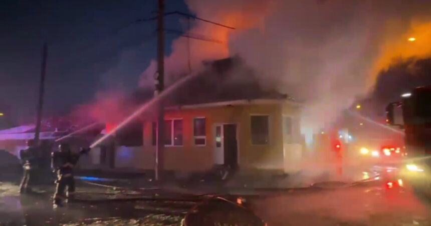 incendiu puternic la o casa din sectorul 5 al capitalei doua persoane cu arsuri transportate la spital 69675fbac8eed