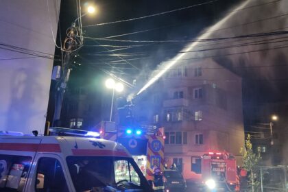 incendiu violent intr un bloc din murfatlar 10 persoane au fugit din calea flacarilor pompierii au trimis autoplatforma 3 autospeciale de stingere si 2 smurd uri 696a7519bd87c
