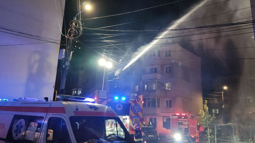 incendiu violent intr un bloc din murfatlar 10 persoane au fugit din calea flacarilor pompierii au trimis autoplatforma 3 autospeciale de stingere si 2 smurd uri 696a7519bd87c