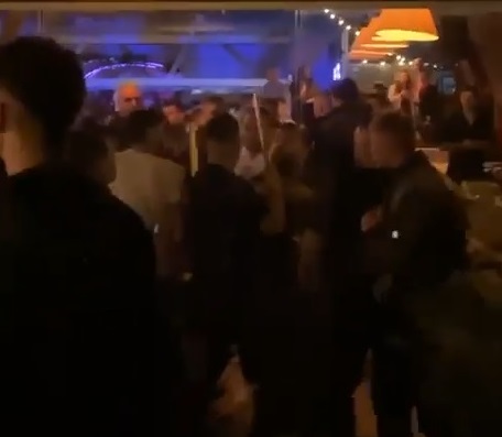 indivizii care l au agresat pe cantaretul bogdan mocanu la un club din mamaia au fost condamnati definitiv 6967a8cae3e9e