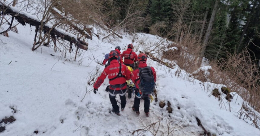 interventie de durata a salvamontistilor din neamt pentru recuperarea unui tanar inconstient din zona inalta a masivului ceahlau 695ea3cbf11a3