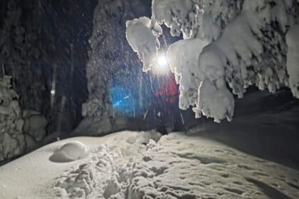 interventie dificila a salvamontistilor din maramures prin zapada care ajunge la 2 metri doi ucraineni au ramas blocati pe munte 697bb6677239b