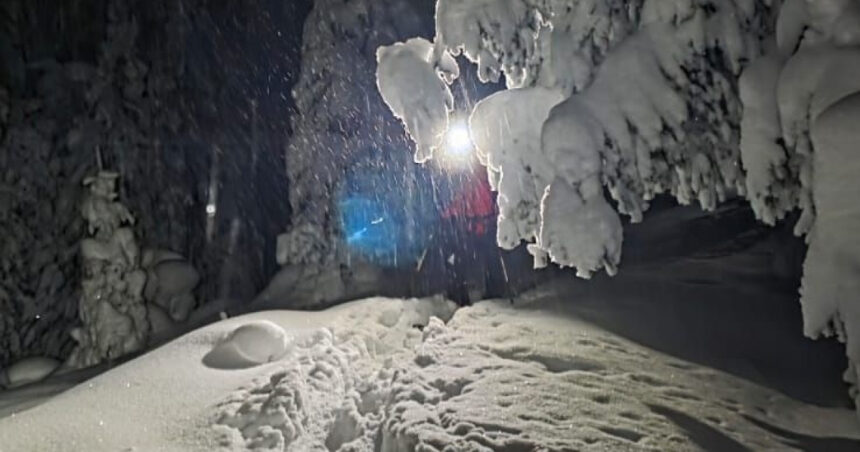 interventie dificila a salvamontistilor din maramures prin zapada care ajunge la 2 metri doi ucraineni au ramas blocati pe munte 697bb6677239b