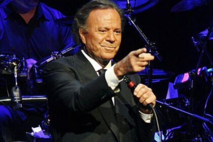 julio iglesias cere clasarea plangerii pentru delicte sexuale justitia spaniola nu este competenta 697af51aba245