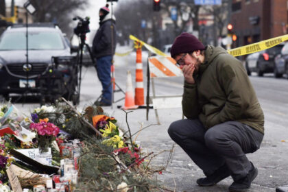 nu m au lasat sa trec era in stare critica medic blocat de agentii ice sa acorde primul ajutor barbatului impuscat in minneapolis 69764d3f079b8