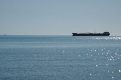 petroliere din flota fantoma a rusiei sub sanctiuni americane surprinse in canalul manecii 696026846e194