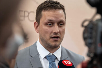 premierul groenlandei nimeni nu are dreptul sa incheie acorduri privind insula si regatul danemarcii 697282e97cd26