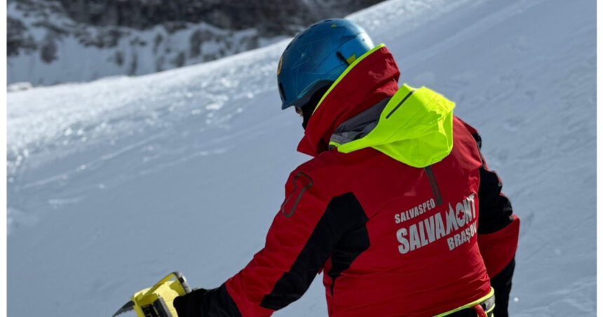 scandal in postavaru un barbat a lovit un salvamontist pentru un telefon pierdut in zapada 696cd36ec5543