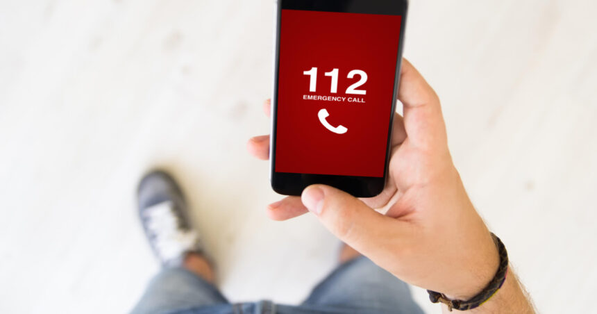 un barbat a sunat de mai multe ori la 112 si a anuntat ca va da foc blocului in care locuieste a fost imobilizat si dus la spital 6960dd526f821