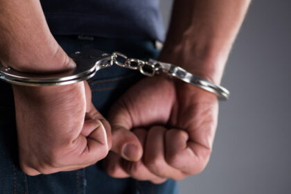 un barbat din vaslui a fost retinut dupa ce a incalcat ordinul de protectie a lovit politistii si a fugit cu catusele la maini 6960ac25278d4