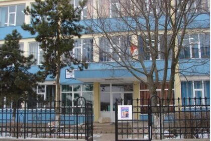 un elev de 13 ani s a aruncat de la etajul unei scoli din mangalia pentru ca a luat nota mica 697a40cdc8bf7