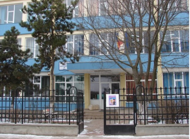 un elev de 13 ani s a aruncat de la etajul unei scoli din mangalia pentru ca a luat nota mica 697a40cdc8bf7