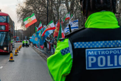 un protestatar a fost arestat la londra dupa ce a urcat pe acoperisul ambasadei iranului si a dat jos drapelul 696b4630ba9cb