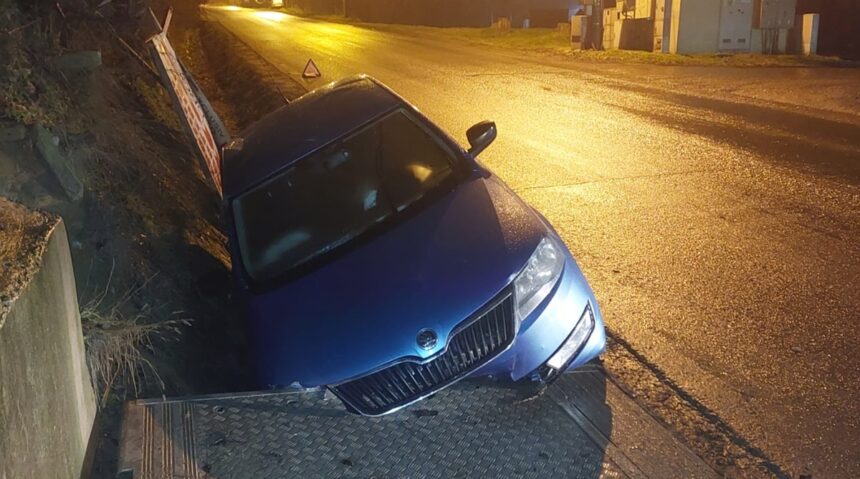 un sofer din tulcea a intrat cu masina n sant dupa ce a urcat beat crita la volan 6978b65526af3