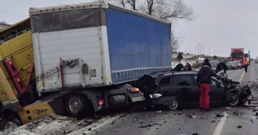 video accident grav in judetul suceava au fost implicate un autoturism un microbuz si un tir 696568ff9401f