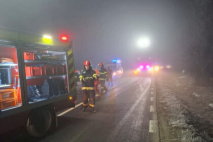 video carambol cu patru masini pe o sosea din arad un mort si un ranit transportat la spital 696ca236b86c2