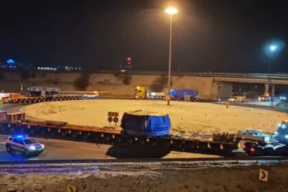 video cartita care va sapa cel mai lung tunel al autostrazii sibiu pitesti a ajuns in romania o armata de oameni trebuie sa o opereze 6968cfdc410a5