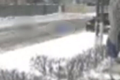video doi adolescenti au ajuns la spital dupa ce au fost loviti de o masina in timp ce se dadeau cu sania in judetul constanta 6965fcce8fe09