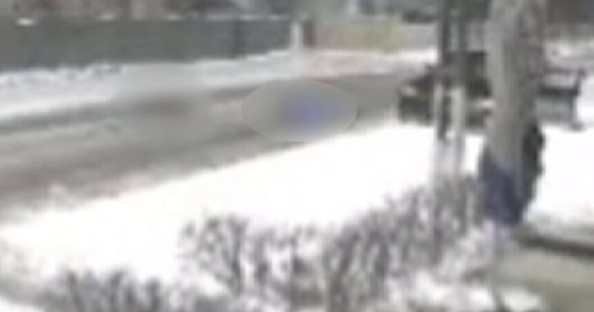 video doi adolescenti au ajuns la spital dupa ce au fost loviti de o masina in timp ce se dadeau cu sania in judetul constanta 6965fcce8fe09